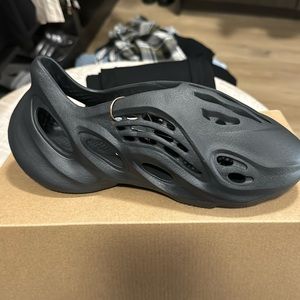 Easy foam runner, size 6 M size 7 1/2 W color black